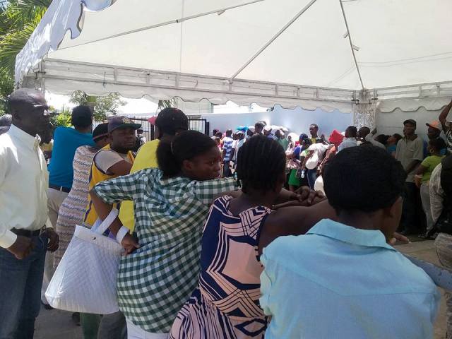Ciudadanos haitianos en busca de documentos legales se aglomeran frente a la gobernación de Puerto Plata