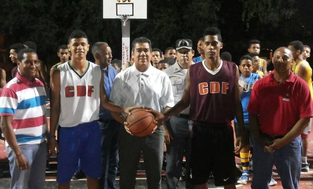 Club Deportivo Fantástico inicia con buen pie su 51 torneo intramuros de baloncesto dedicado a Mitono Durán