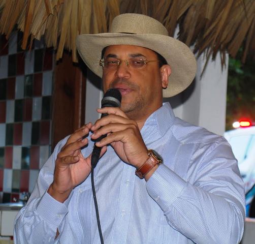 ¡Pero qué tupé! Viceministro de turismo trata de justificar proyecto que busca privatización carril del malecón local