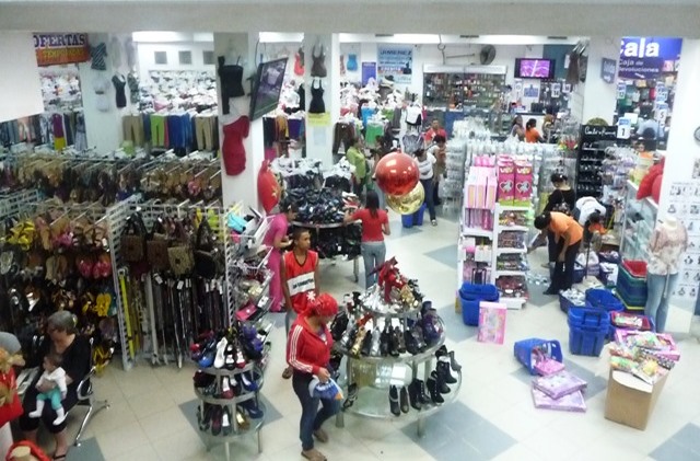 Tiendas estuvieron abarrotadas en el Día de la Madres, mientras que otros recordaron a las progenitoras fallecidas