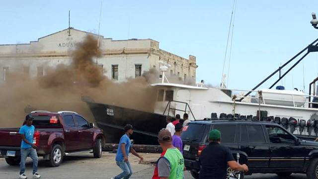 Se registra un incendio dentro de una embarcación pesquera en el muelle viejo de Puerto Plata