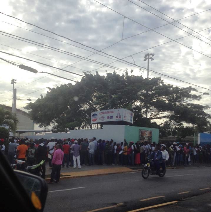 Extranjeros ilegales residentes en Puerto Plata acuden en masas al centro regularización por cercanía vencimiento plazo