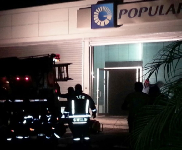 Todavía no se sabe qué causó incendio en la sucursal del Banco Popular en el municipio turístico de Sosúa