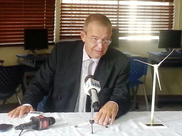 Inversionista pide Danilo Medina otorgue permiso instalar 33 molinos en Puerto Plata que "acabarían con apagones"