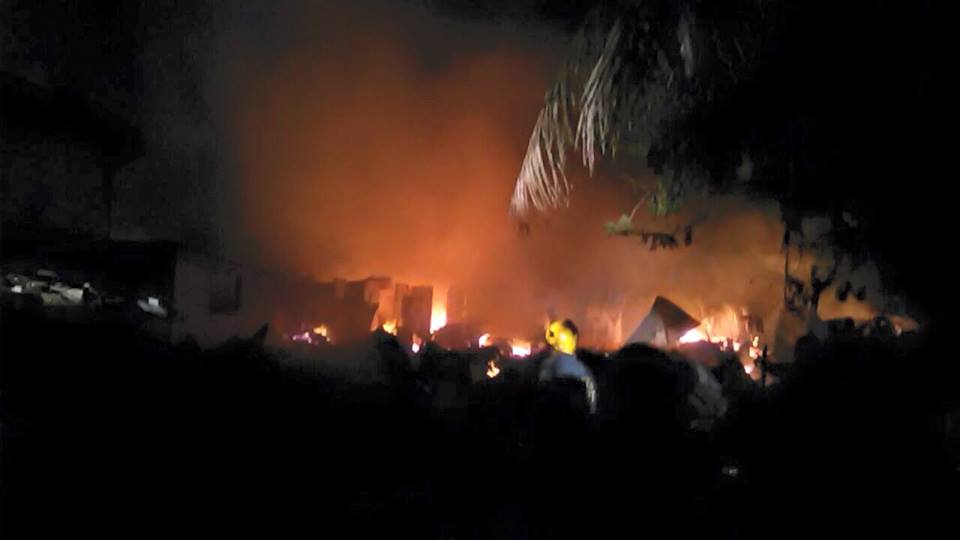 Incendio causado por una vela consumió más de 50 viviendas con todos sus ajuares en un batey de Muñoz