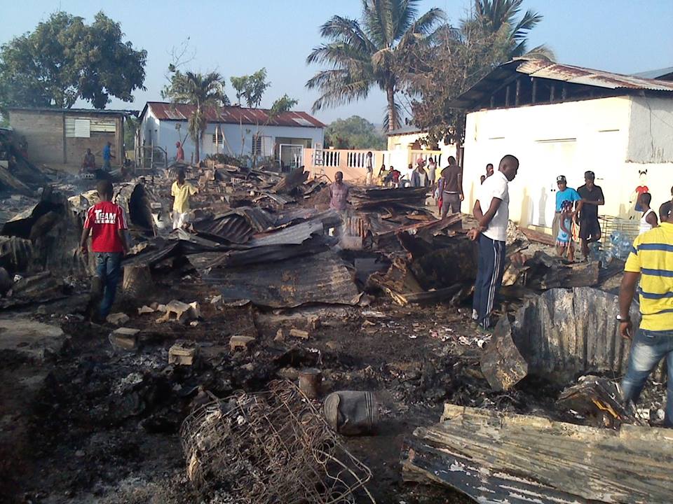 Gobernación de Puerto Plata y Plan Social de la Presidencia asisten familias afectadas por incendio en Muñoz