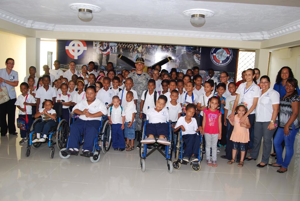 Niños estudiantes pertenecientes a la Escuela de Educación Especial visitan Base Aérea de Puerto Plata