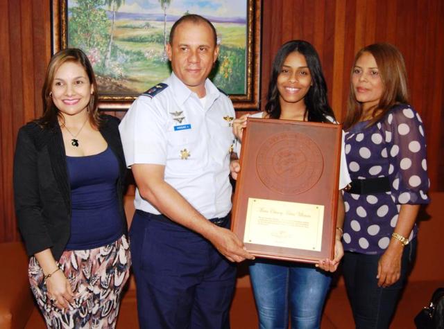 Base Aérea de Puerto Plata reconoce joven ganadora del premio nacional de la Juventud en reglón “Excelencia Académica”
