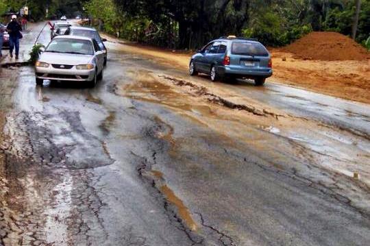 Advierten que carretera Maimón-Imbert está sumamente peligrosa por hundimientos en el pavimento