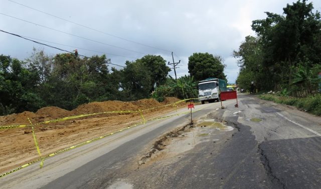 Gobernador de Puerto Plata inspecciona tramos carreteros en malas condiciones en comunidades de La Colorada y Las Avispas