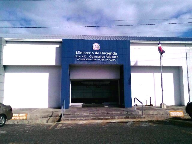 Niegan que autoridades aduanales les cobren impuestos a barcos pesqueros en muelle de Puerto Plata