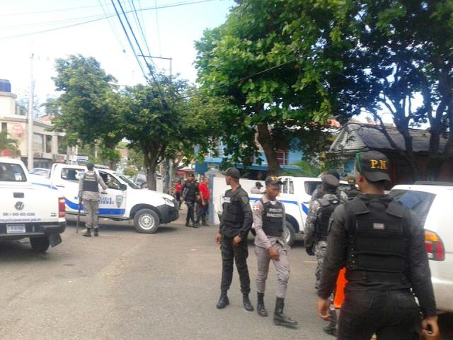 Ciudadanos critican tremendo aparataje de agentes y unidades policiales en sectores parte baja de Puerto Plata