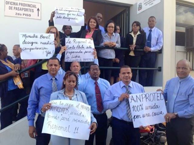 Técnicos educativos de Puerto Plata realizan piquete por incumplimientos  del ministro de Educación