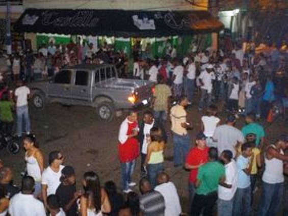 Denuncian que colmadones y una iglesia de haitianos mantiene sin dormir a residentes en Padre Granero