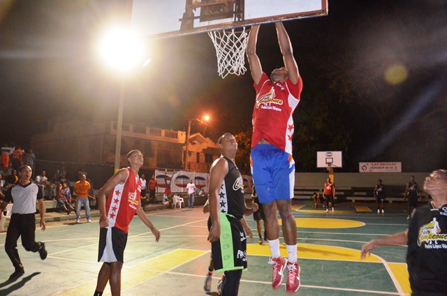 Las Chispas del 12 de Octubre con destacada actuación de Ricardo Almonte se imponen a Las Panteras de Conani