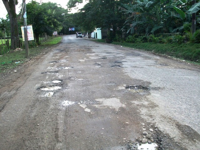 Transportistas paralizan actividades en la parte oeste de Puerto Plata reclamando reparación de carretera