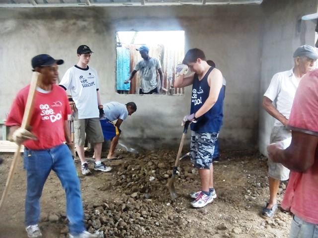 Voluntarios canadienses construyen centros comunitarios en comunidades de Imbert