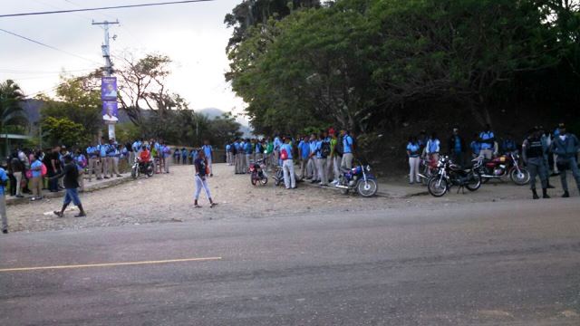 ¡Otra vez! Estudiantes de Llanos de Pérez obstruyen transito exigiendo liceo y desayuno escolar