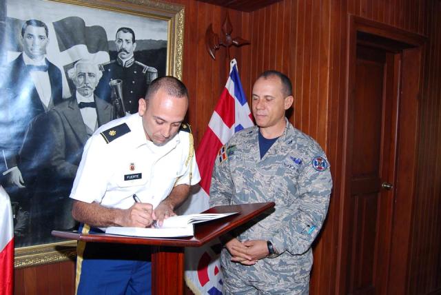 Agregado militar del Ministerio de Defensa  de los Estados Unidos visita la Base Aérea de Puerto Plata