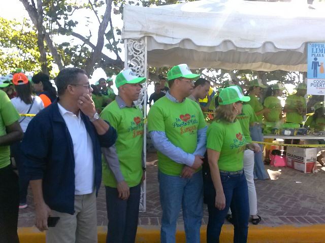 Empresa Carnival Cruises Lines e instituciones públicas realizan jornada de limpieza de playa en el malecón de Puerto Plata