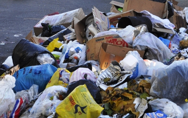 Denuncian improvisan vertedero en calle de Torre Alta próximo a la residencia del obispo