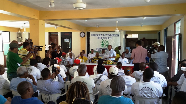 Vendedores de artesanías de Puerto Plata siguen en pie de lucha ante pretensiones de sacarlos del complejo de Playa Dorada