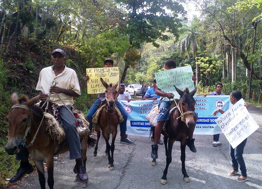 Moradores en Yásica marcharon hoy exigiendo del gobierno reconstrucción carretera turística Luperón