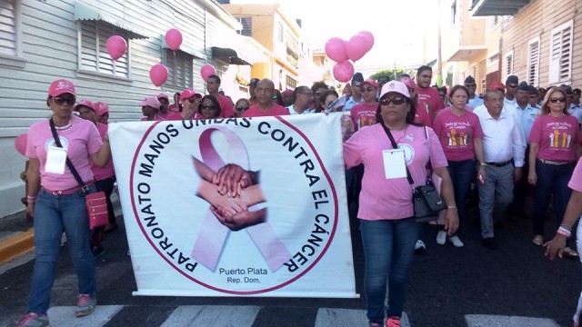 Centenares de personas y autoridades participaron en Caminata Rosada contra el Cáncer en Puerto Plata