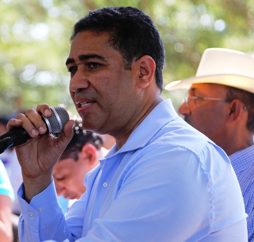 Francis Vargas dice ha tratado de cumplir con responsabilidades de congresista y respalda construcción carreteras en PP