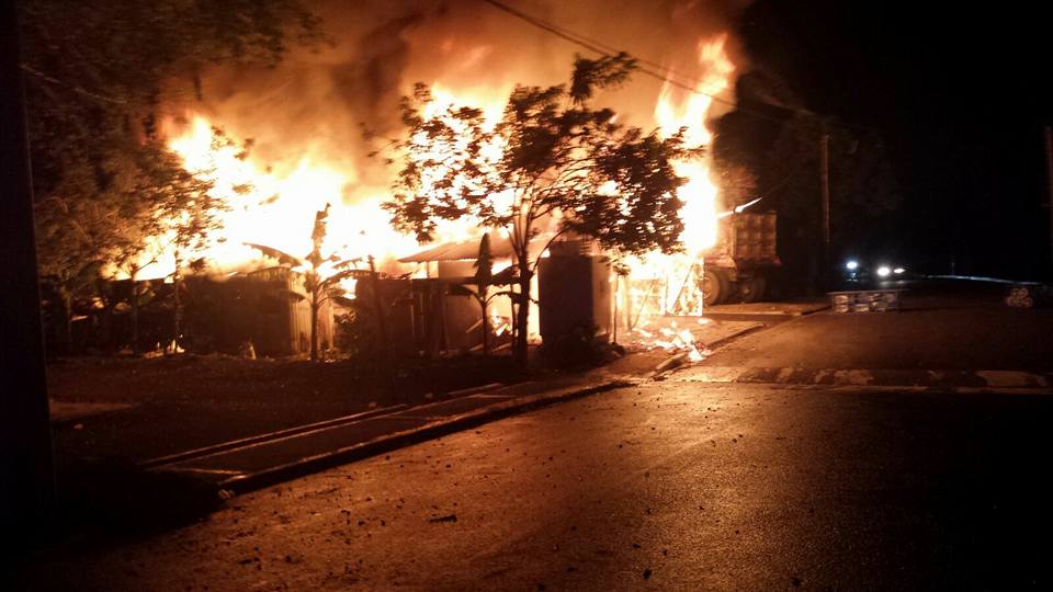 Incendio causado por alto voltaje eléctrico redujo a cenizas viviendas con sus ajuares en Maimón