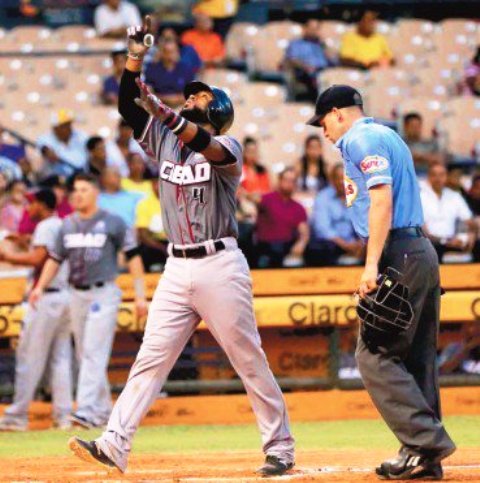 Receptor Puertoplateño Carlos Paulino siguen destacándose con los Gigantes del Cibao