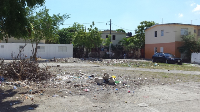 Residentes en Urbanización Playa Oeste reclaman que le construyan parque prometido hace varios años