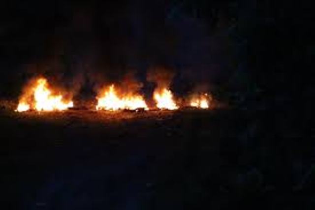 Apresan seis mujeres por incendiar neumáticos en plena vía pública en Sosúa