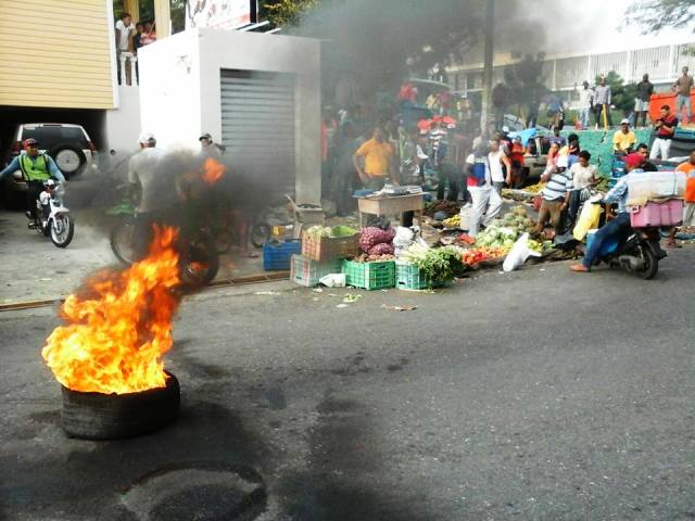 Vendedores mercado público de Puerto Plata protestan por maltratos de autoridades municipales, piden ser reubicados