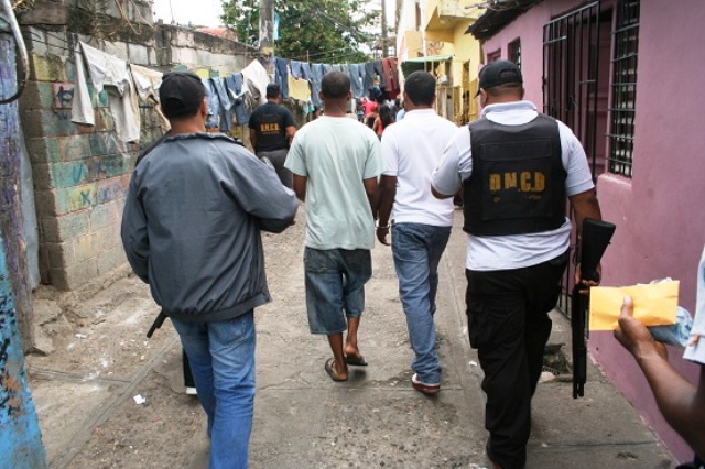 Autoridades detienen un hombre y ocupan porciones de drogas en la calle 30 de Marzo y Los Callejones