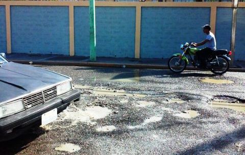 Hoyos e irregularidades en la calle Eugenio Khunhardt de Puerto Plata son un calvario para conductores