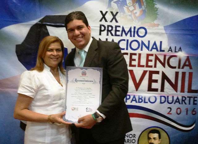 Joven abogado y precandidato a regidor del PRM EN Puerto Plata recibe galardón municipal y regional