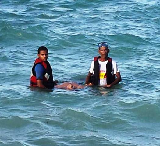 ¡Trágica! Muere ahogado ciudadano extranjero cuando se bañaba en la playa de Costámbar