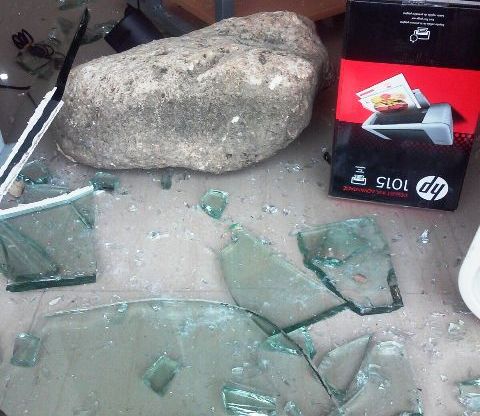 Los robos siguen indetenibles en PP desconocidos rompen vitrales de tienda y cargan con artículos y cheques