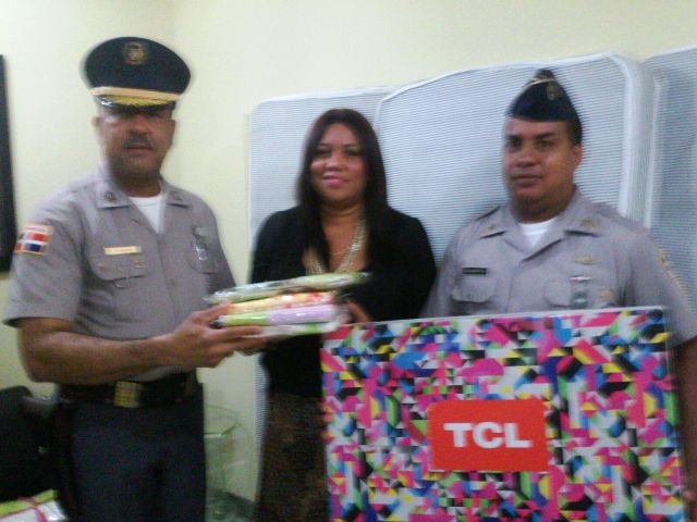 Plan Social de la Presidencia entrega colchones y sábanas a policías de Puerto Plata