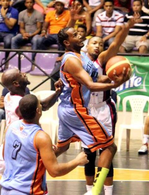Puertoplateño Adolfo Williams (Mumú) debuta en grande en el Baloncesto  Superior de Haina
