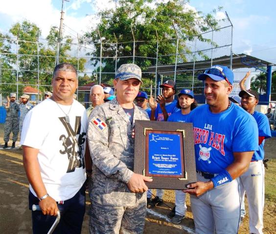 Puertoplateños Ausentes reconocen al general Richard Vásquez Jiménez por aportes realizados a esta región
