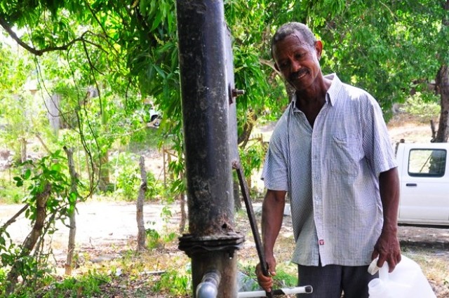 Residentes en Maimón utilizan pozos tubulares para paliar la crisis de agua potable que les afecta