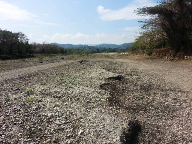 Denuncian que siguen extrayendo materiales para la construcción desde el lecho del río Bajabonico