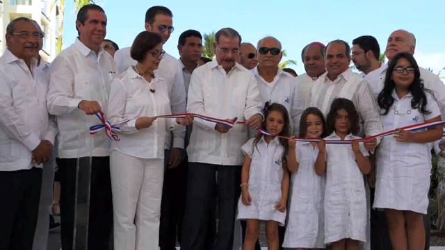Dejan inaugurada moderna torre de siete niveles construida para alojar un lujoso hotel en Playa Dorada
