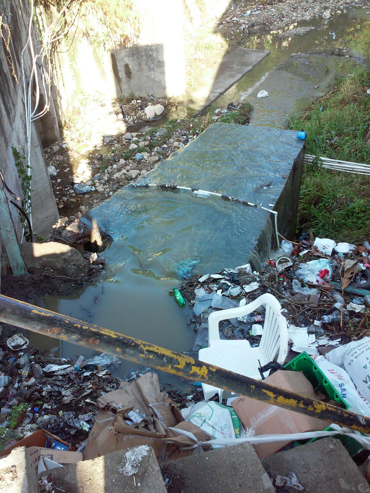 Varios sectores de la zona baja de Puerto Plata están infeccionados por una cloaca desbordada