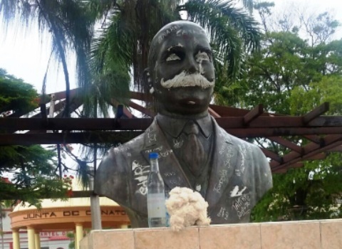 Precandidato a regidor del PRM limpia busto de Ricardo Limardo que fue profanado por desaprensivos