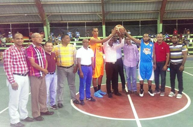 Equipo “Los Powers” triunfan en apertura del Baloncesto Superior de Montellano