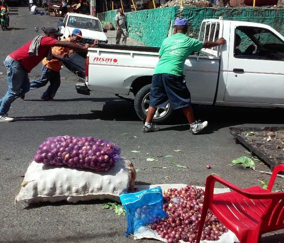 Piden reubicación de vendedores quienes han “invadido” calles aledañas al mercado de Puerto Plata
