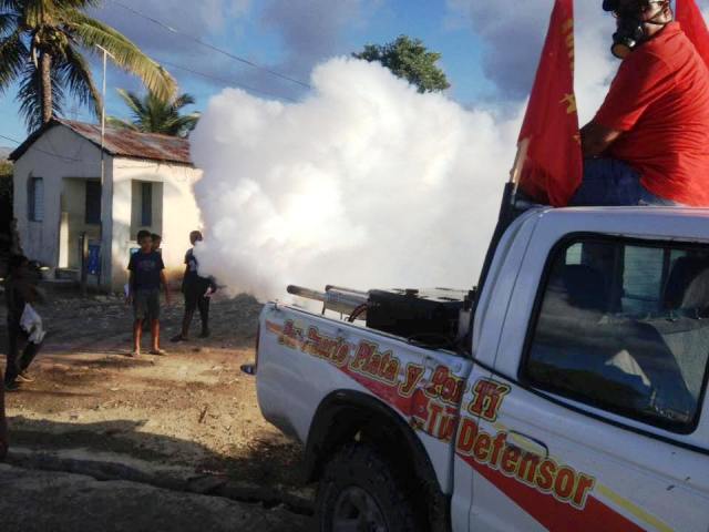 Políticos realizan jornadas de fumigación ante abundante presencia de mosquitos en sectores de Puerto Plata